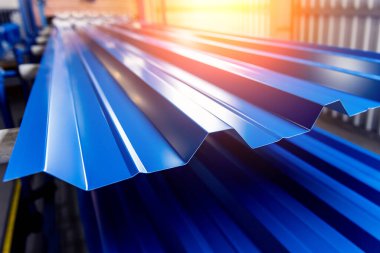 Modern metal fabrikasında metal levha oluşturma makinesi.