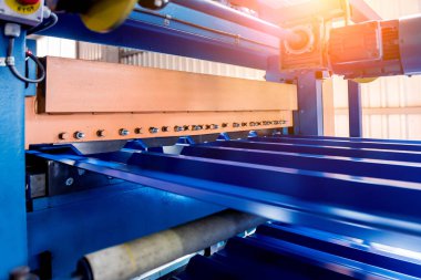 Modern metal fabrikasında metal levha oluşturma makinesi.