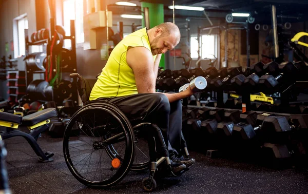 Školení tělesně postižených v posilovně rehabilitačního centra — Stock fotografie