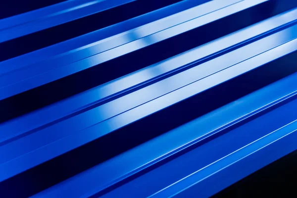 Azulejos de techo metálico azul fondo con gotas de agua. —  Fotos de Stock