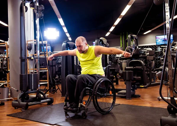 Rehabilitasyon merkezinde engelli adam eğitimi