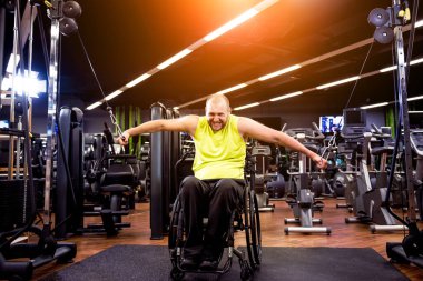 Rehabilitasyon merkezinde engelli adam eğitimi