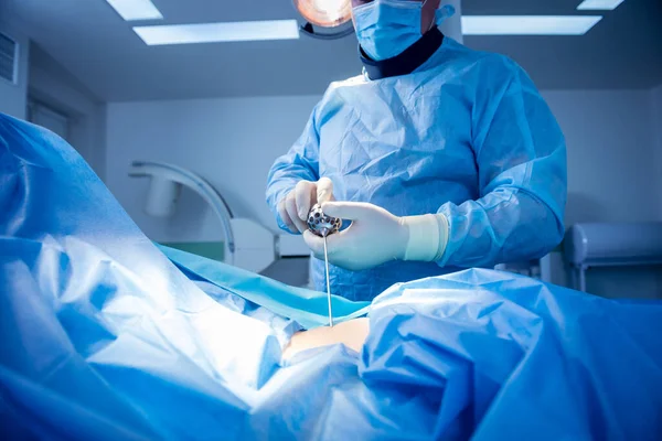 Chirurg wykonuje endoskopową mikrodiscektomię przepukliny międzykręgowej. — Zdjęcie stockowe