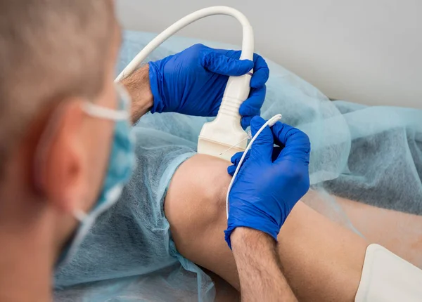Cardiólogo utiliza tubos y ultrasonido para la ablación del catéter de radiofrecuencia. — Foto de Stock