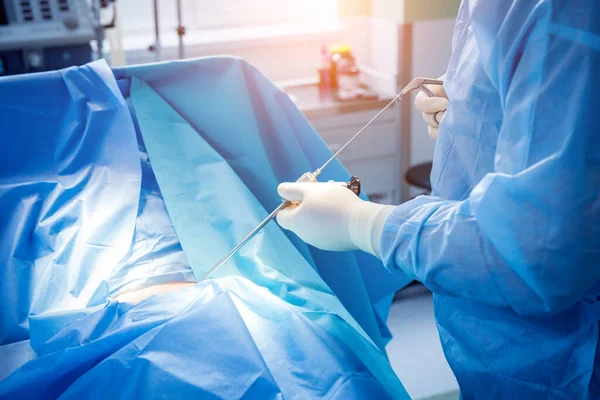 Chirurg provádí endoskopickou mikrodisektomii herniovaného intervertebrálního disku. — Stock fotografie
