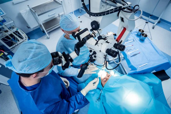 Uma equipe de cirurgiões realizando cirurgia cerebral para remover um tumor. — Fotografia de Stock