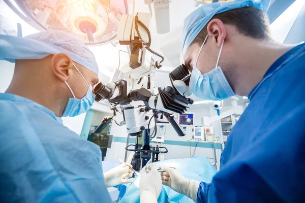 종양을 제거하기 위해 뇌 수술을 하고 있는 일단 의외과 의사들. — 스톡 사진