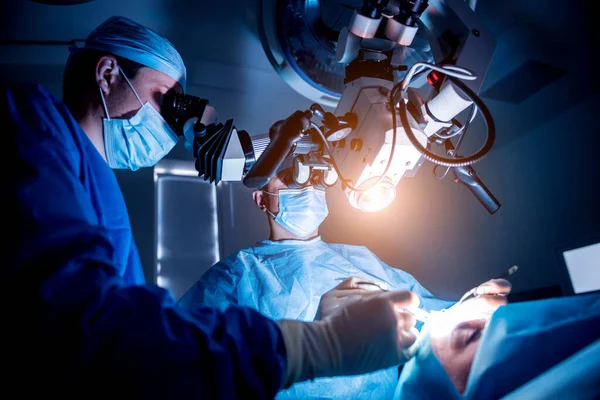 Команда хирургов, выполняющих операцию на мозге для удаления опухоли. — стоковое фото