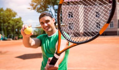 Tenis kortunda genç bir sporcunun portresi.