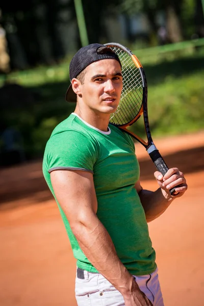 Retrato de un joven atlético en pista de tenis. — Foto de Stock