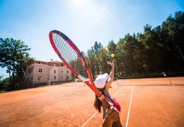 Mujer atlética joven jugando tenis en la cancha. — Foto de Stock