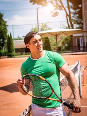 Tenis kortunda genç bir sporcunun portresi.