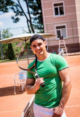 Tenis kortunda genç bir sporcunun portresi.