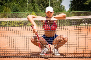 Tenis kortunda genç bir kadının portresi.