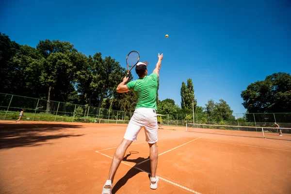 Giovane atletico che gioca a tennis in campo. — Foto Stock