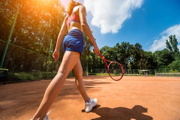 Ritratto di giovane donna atletica sul campo da tennis. — Foto Stock