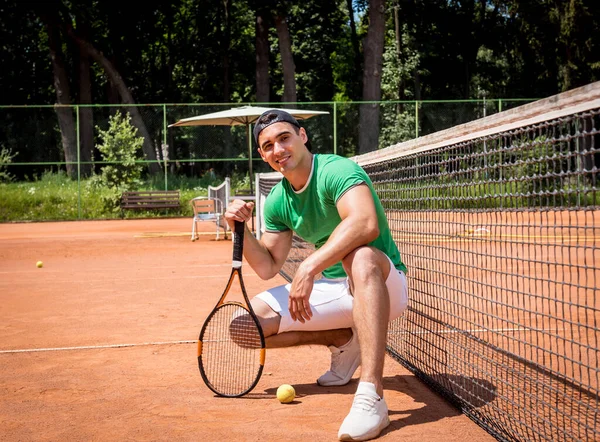 Retrato de un joven atlético en pista de tenis. — Foto de Stock