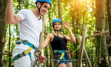 Genç çift macera parkında eğleniyor..