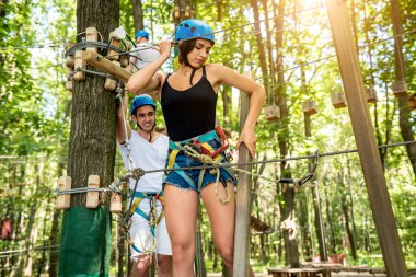Genç çift macera parkında eğleniyor..