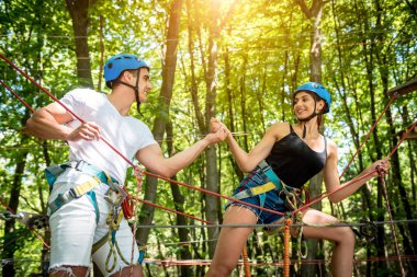 Genç çift macera parkında eğleniyor..