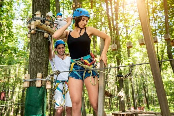 Genç çift macera parkında eğleniyor..