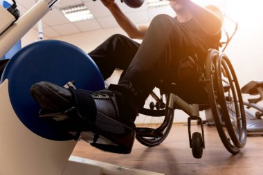 Spor salonunda engelli adam eğitimi. Rehabilitasyon Merkezi