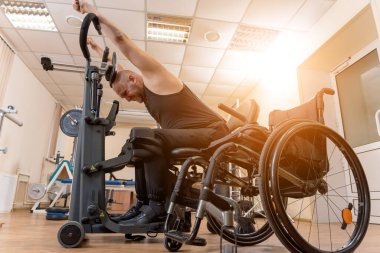 Spor salonunda engelli adam eğitimi. Rehabilitasyon Merkezi