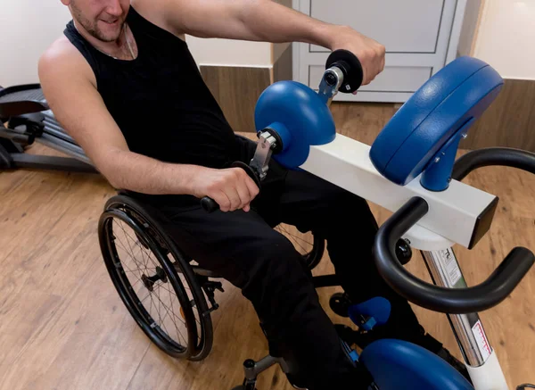 Gehandicapten trainen in de sportschool. Revalidatiecentrum — Stockfoto