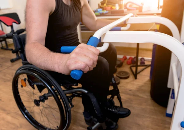 Trénink tělesně postižených v tělocvičně. Rehabilitační centrum — Stock fotografie