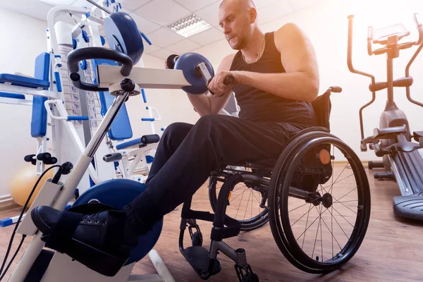 Behinderte trainieren in der Sporthalle. Rehabilitationszentrum — Stockfoto