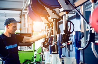 Araba tamircisi motor yağını değiştir. Araba tamiri. Servis İstasyonu