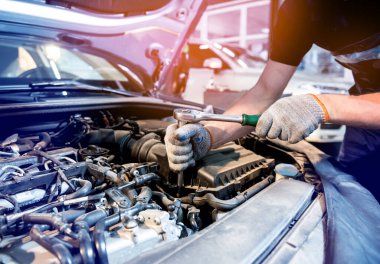 Benzin istasyonunda araba tamircisi var. Araba tamiri