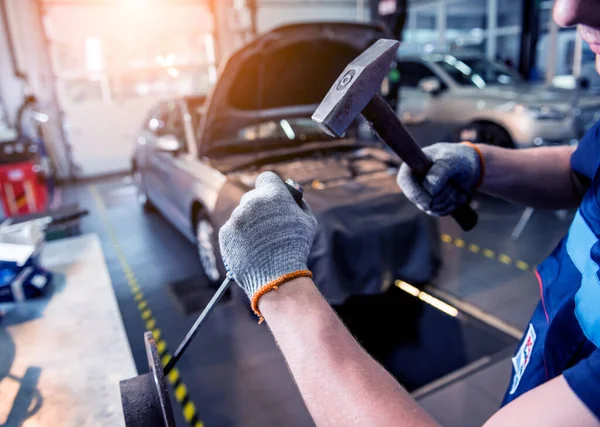 Bilmekaniker reparerar bilbromsar på bensinstationen. Reparation av bilar — Stockfoto