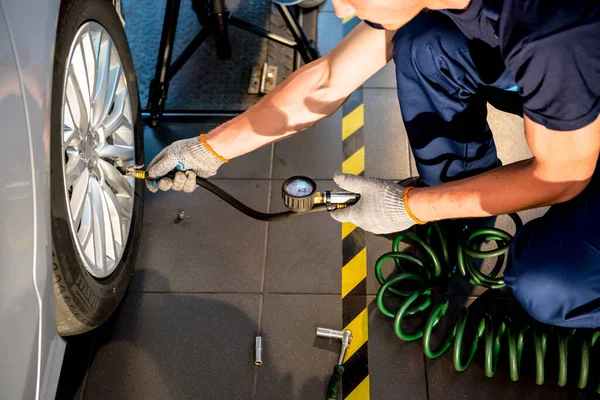 Professionelle Kfz-Mechaniker arbeiten mit im Auto-Reparatur-Service. Reparatur von Rädern — Stockfoto