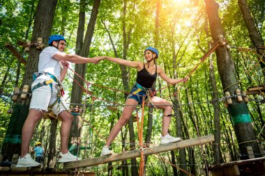 Genç çift macera parkında eğleniyor..