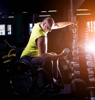 Rehabilitasyon merkezinde engelli adam eğitimi