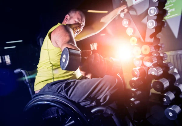 Allenamento per disabili nella palestra del centro di riabilitazione — Foto Stock