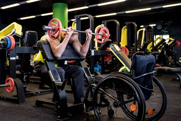 Rehabilitasyon merkezinde engelli adam eğitimi