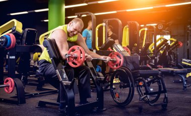 Rehabilitasyon merkezinde engelli adam eğitimi