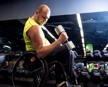 Rehabilitasyon merkezinde engelli adam eğitimi