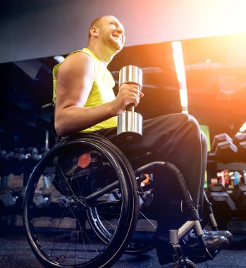 Rehabilitasyon merkezinde engelli adam eğitimi