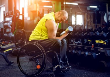 Rehabilitasyon merkezinde engelli adam eğitimi