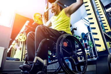 Rehabilitasyon merkezinde engelli adam eğitimi