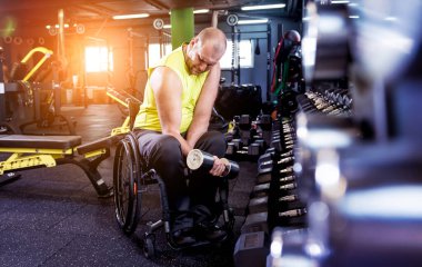 Rehabilitasyon merkezinde engelli adam eğitimi