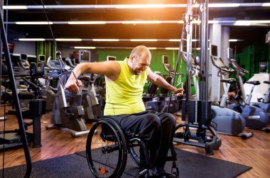 Rehabilitasyon merkezinde engelli adam eğitimi