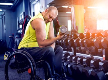 Rehabilitasyon merkezinde engelli adam eğitimi