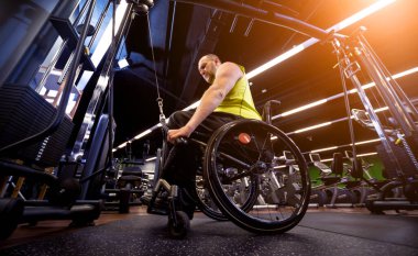 Rehabilitasyon merkezinde engelli adam eğitimi