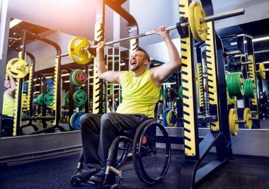 Rehabilitasyon merkezinde engelli adam eğitimi