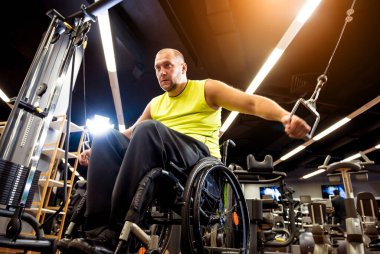 Rehabilitasyon merkezinde engelli adam eğitimi