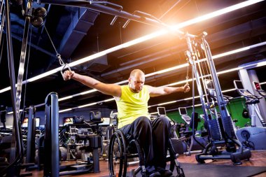Rehabilitasyon merkezinde engelli adam eğitimi